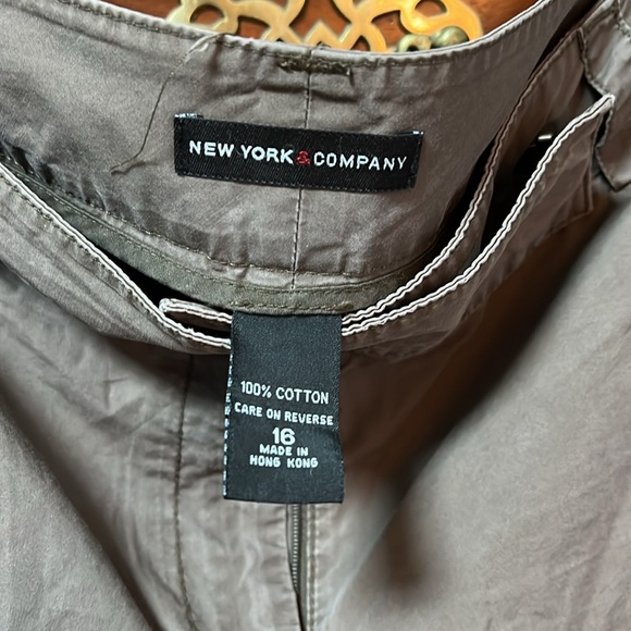 Ladies Bermuda shorts. Dress up or wear casually - Picture 2 of 3